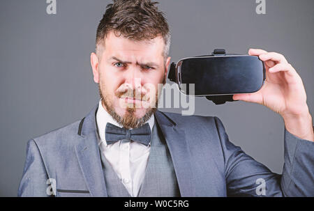 Moderne Technologien. Geschäftsmann im VR-Headset. Visuelle Wirklichkeit. Digitale Zukunft und Innovation. Verwenden Sie die Technik der Zukunft. Virtuelle Realität Schutzbrillen. Modernes unternehmen. bärtiger Mann tragen drahtlose VR-Brille. Stockfoto