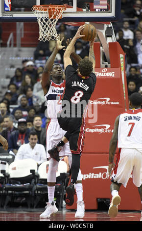 Miami Heat guard Tyler Johnson (8) hat seinen Schuß gesperrt durch Washington Wizards Zentrum Ian Mahinmi (28) in der ersten Hälfte im Verizon Center in Washington, D.C. am 8. April 2017. Foto von Mark Goldman/UPI Stockfoto