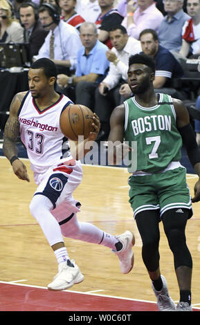 Washington Wizards guard Trey Burke (33) Macht einen Durchgang unter dem Korb gegen Boston Celtics vorwärts Jaylen Braun (7) in der zweiten Hälfte im Verizon Center in Washington, D.C. am 4. Mai 2017 in der NBA Konferenz-halbfinalen. Die Washington Wizards besiegten die Boston Celtics, 116-89. Foto von Mark Goldman/UPI Stockfoto