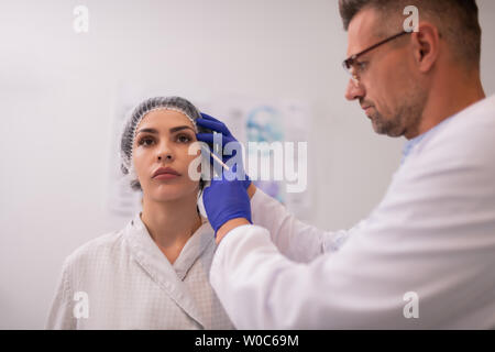Doktor Brille, Botox Einspritzungen Bärtigen Stockfoto