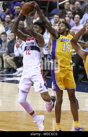 Washington Wizards vorwärts Kelly Oubre Jr (12) geht zum Korb und wird von Los Angeles Lakers, Brandon Ingram (14) in der ersten Hälfte in der Hauptstadt zu einer Arena in Washington, D.C. am 9. November 2017 verschmutzt ist. Foto von Mark Goldman/UPI Stockfoto