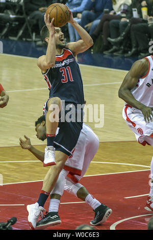 Washington Wizards, Tomas Satoransky (31) ist durch die Toronto Raptors guard DeMar DeRozan (10) in der ersten Hälfte in der Hauptstadt zu einer Arena in Washington, D.C. Gefoult am 1. Februar 2018. Foto von Mark Goldman/UPI Stockfoto