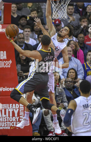 Golden State Warriors Schutz Stephen Curry (30) wird durch die Washington Wizards, Tomas Satoransky (31) in der ersten Hälfte in der Hauptstadt zu einer Arena in Washington, D.C. verteidigt, am 28. Februar 2018. Foto von Mark Goldman/UPI Stockfoto