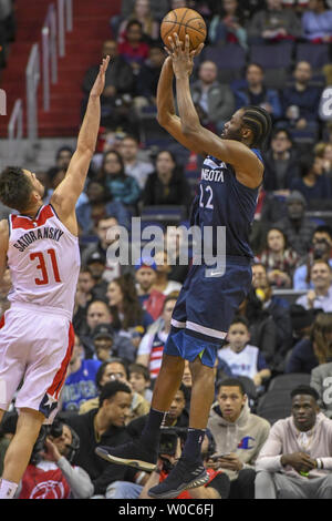 Minnesota Timberwolves, Andrew Wiggins (22) Kerben über Washington Wizards guard Tomas Satoransky (31) in der ersten Hälfte in der Hauptstadt zu einer Arena in Washington, D.C. am 13. März 2018. Foto von Mark Goldman/UPI Stockfoto