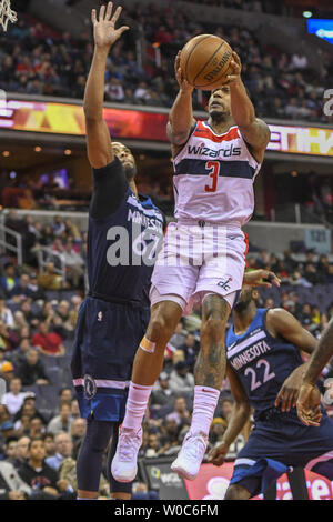 Washington Wizards guard Bradley Beal (3) Kerben gegen Minnesota Timberwolves vorwärts Taj Gibson (67) in der ersten Hälfte in der Hauptstadt zu einer Arena in Washington, D.C. am 13. März 2018. Foto von Mark Goldman/UPI Stockfoto