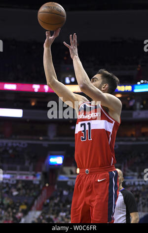 Washington Wizards guard Tomas Satoransky (31) macht eine drei Punkt Korb in der ersten Hälfte in der Hauptstadt zu einer Arena in Washington, D.C. am 17. März 2018. Foto von Mark Goldman/UPI Stockfoto