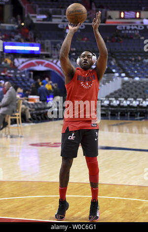 Washington Wizards guard John Wall (2) erwärmt sich am Kapital einer Arena in Washington, D.C. am 17. März 2018. Foto von Mark Goldman/UPI Stockfoto