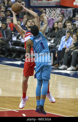 Washington Wizards guard Tomas Satoransky (31) Kerben über Charlotte Hornets guard Malik Mönch (1) in der ersten Hälfte in der Hauptstadt zu einer Arena in Washington, D.C. am 31. März 2018. Foto von Mark Goldman/UPI Stockfoto