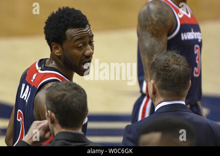 Washington Wizards guard John Wall (2) Gespräche mit Washington Wizards Head Coach Scott Brooks (R) in der ersten Hälfte in der Hauptstadt zu einer Arena in Washington, D.C. am 10. April 2018. Foto von Mark Goldman/UPI Stockfoto