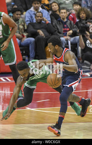Washington Wizards guard John Wall (2) hält seine Dribbling gegen Boston Celtics guard Jaylen Braun (7) in der ersten Hälfte in der Hauptstadt zu einer Arena in Washington, D.C. am 10. April 2018. Foto von Mark Goldman/UPI Stockfoto
