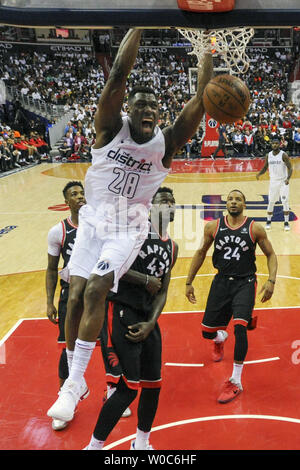 Washington Wizards Zentrum Ian Mahinmi (28) Kerben gegen Toronto Raptors, Pascal Siakam (43) Capital One Arena in Washington, D.C. am 20. April 2018 in der ersten Runde der NBA-Playoffs. Die Washington Wizards besiegten die Toronto Raptors, 123-103. Foto von Mark Goldman/UPI Stockfoto