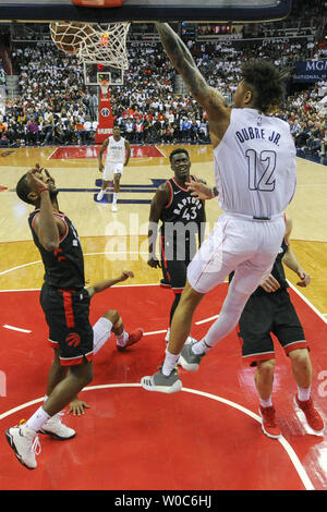 Washington Wizards vorwärts Kelly Oubre Jr (12) Kerben in der ersten Hälfte gegen die Toronto Raptors, Pascal Siakam (43) Capital One Arena in Washington, D.C. am 20. April 2018 in der ersten Runde der NBA-Playoffs. Die Washington Wizards besiegten die Toronto Raptors, 123-103. Foto von Mark Goldman/UPI Stockfoto