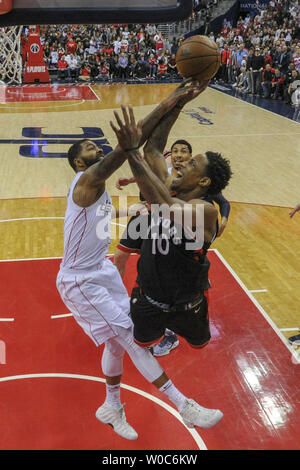 Toronto Raptors guard DeMar DeRozan (10) wird von Washington Wizards vorwärts Markieff Morris (5) in der zweiten Hälfte in der Hauptstadt zu einer Arena in Washington, D.C. Gefoult am 22. April 2018 in der ersten Runde der NBA-Playoffs. Die Washington Wizards besiegten die Toronto Raptors, 106-98, sogar ihre Serie. Foto von Mark Goldman/UPI Stockfoto