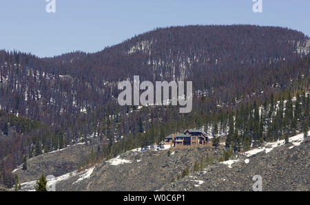 Sterben Kiefern ein Haus in der Nähe von Tabernash, Colorado am 7. April 2009 umgeben. Wälder von Kanada bis Mexiko und der pazifische Nordwesten in den Süden haben Käfer Befall, dass der Tod der verschiedenen Arten von Pinien Ursache betroffen. (UPI Foto/Gary C. Caskey) Stockfoto