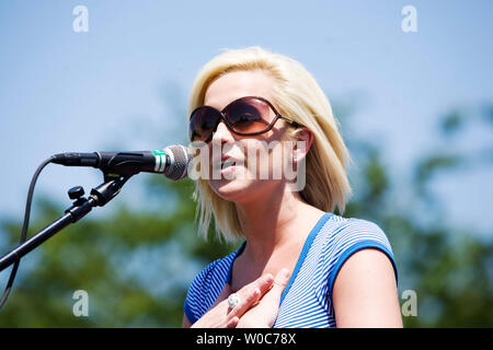 Land Sänger Kellie Pickler Preforms während des Dritten Nationalen', 'GrandRally für Großeltern und anderen Verwandten Pflegepersonen auf dem Capitol Hill in Washington am 7. Mai 2008. Diese Veranstaltung anerkennt und feiert die wesentliche Rolle, die Großeltern und anderen Verwandten Pflegepersonen spielen die Kinder in den sicheren und stabilen Familien. Pickler, einem ehemaligen American Idol Kandidat, wurde von ihren Großeltern aufgewachsen. (UPI Foto/Patrick D. McDermott) Stockfoto