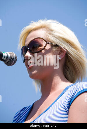 Land Sänger Kellie Pickler Preforms während des Dritten Nationalen', 'GrandRally für Großeltern und anderen Verwandten Pflegepersonen auf dem Capitol Hill in Washington am 7. Mai 2008. Diese Veranstaltung anerkennt und feiert die wesentliche Rolle, die Großeltern und anderen Verwandten Pflegepersonen spielen die Kinder in den sicheren und stabilen Familien. Pickler, einem ehemaligen American Idol Kandidat, wurde von ihren Großeltern aufgewachsen. (UPI Foto/Patrick D. McDermott) Stockfoto