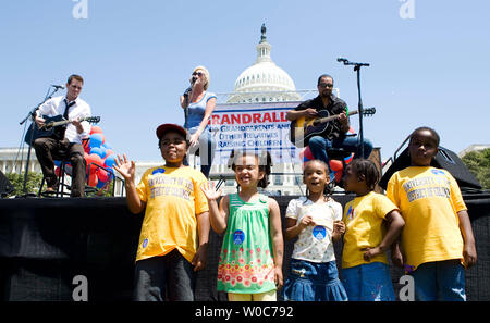 Land Sänger Kellie Pickler Preforms während des Dritten Nationalen', 'GrandRally für Großeltern und anderen Verwandten Pflegepersonen auf dem Capitol Hill in Washington am 7. Mai 2008. Diese Veranstaltung anerkennt und feiert die wesentliche Rolle, die Großeltern und anderen Verwandten Pflegepersonen spielen die Kinder in den sicheren und stabilen Familien. Pickler, einem ehemaligen American Idol Kandidat, wurde von ihren Großeltern aufgewachsen. (UPI Foto/Patrick D. McDermott) Stockfoto