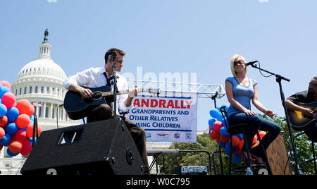 Land Sänger Kellie Pickler Preforms während des Dritten Nationalen', 'GrandRally für Großeltern und anderen Verwandten Pflegepersonen auf dem Capitol Hill in Washington am 7. Mai 2008. Diese Veranstaltung anerkennt und feiert die wesentliche Rolle, die Großeltern und anderen Verwandten Pflegepersonen spielen die Kinder in den sicheren und stabilen Familien. Pickler, einem ehemaligen American Idol Kandidat, wurde von ihren Großeltern aufgewachsen. (UPI Foto/Patrick D. McDermott) Stockfoto