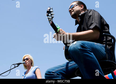 Land Sänger Kellie Pickler Preforms während des Dritten Nationalen', 'GrandRally für Großeltern und anderen Verwandten Pflegepersonen auf dem Capitol Hill in Washington am 7. Mai 2008. Diese Veranstaltung anerkennt und feiert die wesentliche Rolle, die Großeltern und anderen Verwandten Pflegepersonen spielen die Kinder in den sicheren und stabilen Familien. Pickler, einem ehemaligen American Idol Kandidat, wurde von ihren Großeltern aufgewachsen. (UPI Foto/Patrick D. McDermott) Stockfoto