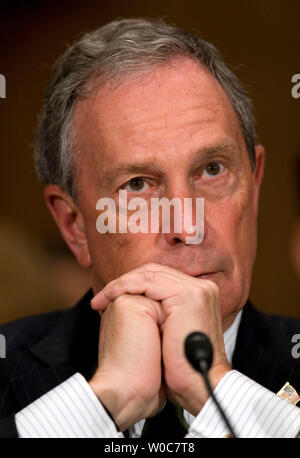 New York City Bürgermeister Michael Bloomberg bezeugt vor einem Senat Banking Committee Hearing über die nationale Infrastruktur auf dem Capitol Hill in Washington am 12. Juni 2008. (UPI Foto/Patrick D. McDermott) Stockfoto