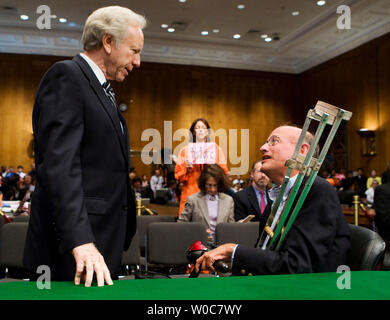 Richard Shiffrin, ehemaliger stellvertretender Leiter der Rechtsabteilung für Intelligenz im Verteidigungsministerium, (R) spricht mit Senator Joseph Lieberman, ID-CT, (L) vor einem Senat Armed Services Committee Hearing über die Ursprünge der aggressiven Verhörtechniken und die Behandlung der Gefangenen in US-Gewahrsam auf dem Capitol Hill in Washington am 17. Juni 2008. (UPI Foto/Patrick D. McDermott) 1. Stockfoto