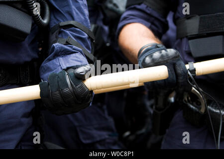 Die Bereitschaftspolizei stand Guard bei einer anti-Krieg zur Bekämpfung von Armut und Protest in der Nähe der Republican National Convention in der Xcel Center in St. Paul, Minnesota gehalten wird am 2. September 2008. (UPI Foto/Patrick D. McDermott) Stockfoto