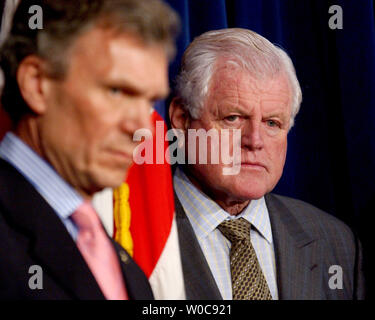 Senator Edward Kennedy, D-Masse mit der rechten, und Senat Minderheit Führer Tom Daschle, Links, während einer Pressekonferenz am 23. Oktober 2003 in Washington. Sie und andere führende Demokraten diskutiert ihre Besorgnis über die mangelnden Fortschritte bei der Verschreibung von Medikamenten Rechtsvorschriften vorgenommen werden. (UPI/Michael Kleinfeld) Stockfoto