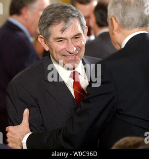 Der stellvertretende US-Verteidigungsminister Paul Wolfowitz, Links, wird von Senator Orrin Hatch, R-UT begrüßt, während einer Zeremonie, wo Präsident George W. Bush eine Rechnung für $ 87,5 Mrd. unterzeichnet, den Irak wieder aufzubauen und den Terrorismus am 6. November 2003, im Osten Zimmer des Weißen Hauses. (UPI/Roger L. Wollenberg) Stockfoto