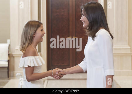 Madrid, Madrid, Spanien. 27 Juni, 2019. Queen Letizia von Spanien nimmt Publikum zu einer Darstellung des Zentrums für frühe Kindheit und Grundschule "Andalusien", Fuengirola (Malaga), Sieger des Unternehmers School Award 2018 von der Prinzessin von Girona Stiftung bei Zarzuela Palast verliehen am 27. Juni 2019 in Madrid, Spanien Credit: Jack Abuin/ZUMA Draht/Alamy leben Nachrichten Stockfoto