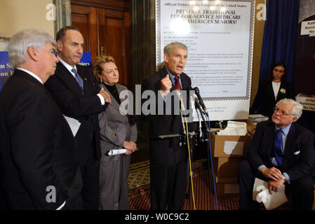 Senatoren und Senioren halten eine Nachrichten Konferenz auf Medicare reform am 13. November 2003, auf dem Capitol Hill. Die Fraktion ist gegen die aktuelle Rechnung, die angeblich Verordnungdrogedeckung zur Verfügung zu stellen, weil Sie sagen, daß Sie das gesamte Programm in der Gefahr zu scheitern und würde mehr Kosten für viele einkommensschwache Senioren beweisen. Von links nach rechts sind Senator Christopher Dodd, D-CT, Sen Charle Schumer, D-NY, Barbara Kennely, des Nationalen Ausschusses für die soziale Sicherheit erhalten und Medicare, Ron Pollock, der Familien USA und Senator Ted Kennedy, D-MA links. (UPI Foto/Roger L. Wollenberg) Stockfoto