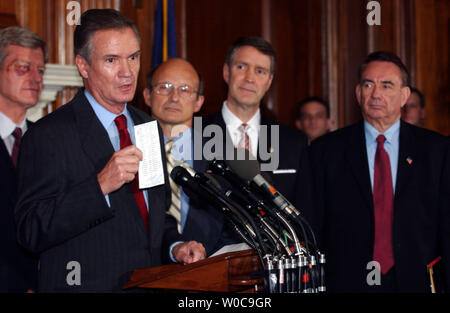 Sen. John breaux, D-LA, spricht mit Mitgliedern der Presse während der Mehrheitsführer im Senat, Bill Frist, R-Tenn, und Minister für Gesundheit und Soziales Tommy Thompson auf, während einer Pressekonferenz am 24. November 2003 in Washington. Der Senat ist daran, ein Health Care Bill zu einer abschließenden Abstimmung in den nächsten Stunden. (UPI Foto/Michael Kleinfeld) Stockfoto