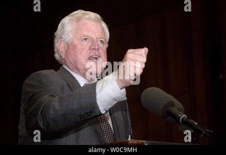 Senator Ted Kennedy, D-Masse, erhält eine Masse von Senioren zujubeln, während einer Kundgebung gegen die Medicare Rechnung in Gesetz nur Stunden vor dem von Präsident George Bush unterzeichnet, am 8. Dezember in Washington 2003. Demokraten behaupten die Rechnung fuer die Pharmakonzerne und die großen Unternehmen und die Amerikanische Senioren verletzt. (UPI Foto/Michael Kleinfeld) Stockfoto