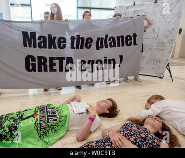 Stuttgart, Deutschland. 27 Juni, 2019. Klima Aktivisten protestieren im Foyer des Landtags. Am Ende der Jugend Landtag, die jungen Menschen lenkte die Aufmerksamkeit auf das Problem des Klimawandels. Quelle: Stefan Puchner/dpa/Alamy leben Nachrichten Stockfoto