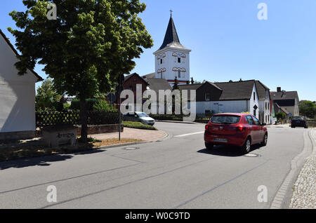 27. Juni 2019, Sachsen-Anhalt Bad Dürrenberg: Das Pfarrhaus in Bad Dürrenberg. Die Terroranschläge in Paris hat die Welt schockiert und im November 2015. Die Terroristen des Islamischen Staates durchgeführt ein Massaker im Konzertsaal "bataclan". Jetzt in Sachsen-Anhalt hat ein Verdächtiger festgenommen worden. (Dpa' Terror verdächtige von Paris im Osten Deutschlands') Foto festgehalten: Hendrik Schmidt/dpa-Zentralbild/dpa Stockfoto