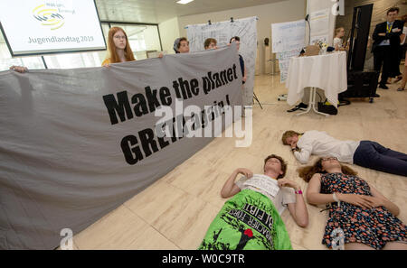 Stuttgart, Deutschland. 27 Juni, 2019. Klima Aktivisten protestieren im Foyer des Landtags. Am Ende der Jugend Landtag, die jungen Menschen lenkte die Aufmerksamkeit auf das Problem des Klimawandels. Quelle: Stefan Puchner/dpa/Alamy leben Nachrichten Stockfoto