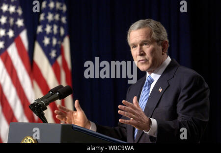 Präsident George W. Bush Adressen Mitglieder des Weißen Hauses Korps während der letzten Präsidentschaftswahl Nachrichten Konferenz von 2003, am 15. Dezember in Washington 2003. Der Präsident erläutert die Gefangennahme des ehemaligen irakischen Präsidenten Saddam Hussein, der Wirtschaft und der bevorstehenden Wahlen in den USA. (UPI Foto/Michael Kleinfeld) Stockfoto