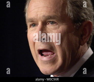 Präsident George W. Bush Adressen Mitglieder des Weißen Hauses Korps während der letzten Präsidentschaftswahl Nachrichten Konferenz von 2003, am 15. Dezember in Washington 2003. Der Präsident erläutert die Gefangennahme des ehemaligen irakischen Präsidenten Saddam Hussein, der Wirtschaft und der bevorstehenden Wahlen in den USA. (UPI Foto/Michael Kleinfeld) Stockfoto