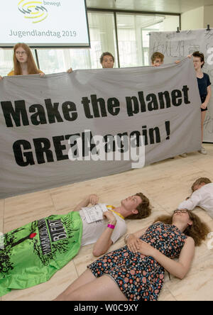 Stuttgart, Deutschland. 27 Juni, 2019. Klima Aktivisten protestieren im Foyer des Landtags. Am Ende der Jugend Landtag, die jungen Menschen lenkte die Aufmerksamkeit auf das Problem des Klimawandels. Quelle: Stefan Puchner/dpa/Alamy leben Nachrichten Stockfoto