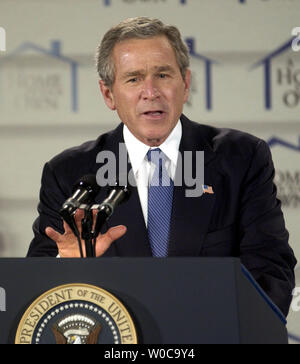 Präsident George W. Bush Adressen Publikum Mitglieder während einer Zeremonie für die Unterzeichnung des American Dream Anzahlung handeln, an der Abteilung für Wohnungswesen und Stadtentwicklung am 16. Dezember in Washington 2003. Das Gesetz wird Minderheit und einkommensschwache Personen mit dem Kauf eines ersten Home Hilfe. (UPI Foto/Michael Kleinfeld) Stockfoto