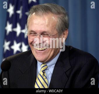 Verteidigungsminister Donald Rumsfeld lacht auf ein Kommentar von jemand in das Pentagon drücken Sie Korps während einer Pressekonferenz im Pentagon am 6. Januar 2004. Dies war die erste Pressekonferenz des Jahres und er und der Vorsitzende des Generalstabschefs Richard Myers diskutierten ihre Optimismus für positive Veränderungen in Afghanistan und im Irak. (UPI Foto/Michael Kleinfeld) Stockfoto