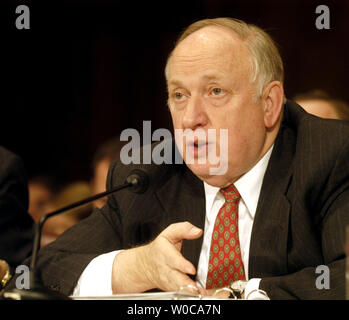 Linton Brooks, Administrator der National Nuclear Security Administration, bezeugt vor dem Senat Außenbeziehungen Komm. Am 29. Januar in Washington 2004. Die Anhörung wurde das Protokoll zusätzlich zu den Garantien Vereinbarung zwischen den USA und der IAEO zu prüfen. (UPI Foto/Michael Kleinfeld) Stockfoto