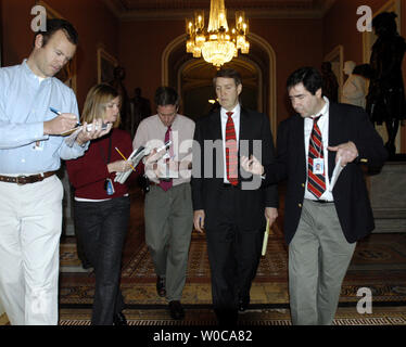 Senator Bill Frist, R-Tenn., spricht mit Reportern nach Verlassen der Senat Kammer in der Capitol Building, am 3. Februar in Washington 2004. Die meisten Gebäude auf dem Capitol Hill sind heute geschlossen, weil ein weißes Pulver, das in das Büro der Mehrheitsführer im Senat, Bill Frist positiv fand wie ricin getestet, ein tödliches Gift. (UPI Foto/Michael Kleinfeld) Stockfoto