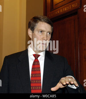 Senator Bill Frist, R-Tenn., spricht mit Reportern nach Verlassen der Senat Kammer in der Capitol Building, am 3. Februar in Washington 2004. Die meisten Gebäude auf dem Capitol Hill sind heute geschlossen, weil ein weißes Pulver, das in das Büro der Mehrheitsführer im Senat, Bill Frist positiv fand wie ricin getestet, ein tödliches Gift. (UPI Foto/Michael Kleinfeld) Stockfoto