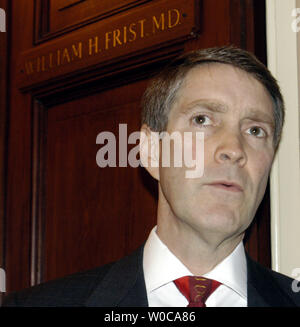Senator Bill Frist, R-Tenn., spricht mit Reportern nach Verlassen der Senat Kammer in der Capitol Building, am 3. Februar in Washington 2004. Die meisten Gebäude auf dem Capitol Hill sind heute geschlossen, weil ein weißes Pulver, das in das Büro der Mehrheitsführer im Senat, Bill Frist positiv fand wie ricin getestet, ein tödliches Gift. (UPI Foto/Michael Kleinfeld) Stockfoto