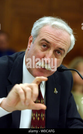 NASA-Administrator Sean O'Keefe bezeugt vor dem Haus Ausschuss für Wissenschaft über Präsident George W. Bushs viosion für die Erforschung des Weltraums, am 12. Februar in Washington 2004. (UPI Foto/Michael Kleinfeld) Stockfoto