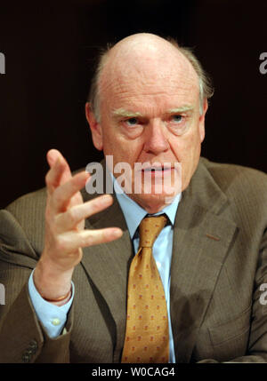 Us-Finanzminister John W. Snow bezeugt vor der Finanzausschuss Anhörung über die Einnahmen Vorschläge des Präsidenten Finanzhaushalt 2005 am 12. Februar in Washington 2004. Schnee besprochen, was er sagt, ist eine Schaukel, in der Wirtschaft und warnte Kongress des Spielens der Spiele mit Bedrohungen der Europäischen Union Zölle auf US-Waren zu verhängen. (UPI Foto/Michael Kleinfeld) Stockfoto