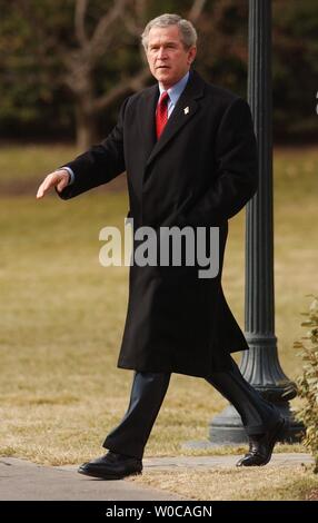 Präsident George W. Bush fährt das Oval Office auf dem Weg nach Ft. Polk, Louisiana am 17. Februar 2004 in Washington. Der Präsident der National Guard Service wurde in Frage gestellt, der von vielen führenden Demokraten, die Macht seiner Reise der Nationalgarde immer wichtiger zu besuchen. (UPI Foto/Michael Kleinfeld) Stockfoto