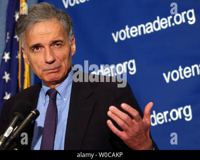 Ralph Nader kündigt an, dass er für den Präsidenten, die Mitglieder der Presse wird am 24. Februar 2004 laufen im National Press Club in Washington. Nader sagte, dass er nicht mit Kritik und dass sein Hauptziel ist Präsident George W. Bush aus dem Amt zu bekommen. (UPI Foto/Michael Kleinfeld) Stockfoto