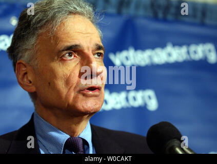 Ralph Nader kündigt an, dass er für den Präsidenten, die Mitglieder der Presse wird am 24. Februar 2004 laufen im National Press Club in Washington. Nader sagte, dass er nicht mit Kritik und dass sein Hauptziel ist Präsident George W. Bush aus dem Amt zu bekommen. (UPI Foto/Michael Kleinfeld) Stockfoto