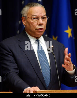 Us-Außenminister Colin Powell beantwortet Fragen während einer Pressekonferenz an der Staatlichen Abt. in Washington, März 1, 2004 nach einem Treffen mit EU-Kommissar für Außenbeziehungen, Christopher Patten, EU-Ratspräsidenten Brian Cowen und EU-Generalsekretär Javier Solana, nicht angezeigt. Die vier met früh am Tag und sagte, dass die Themen der Diskussion der Lage in Haiti und den Handel zwischen den USA und der Europäischen Union enthalten. Stockfoto